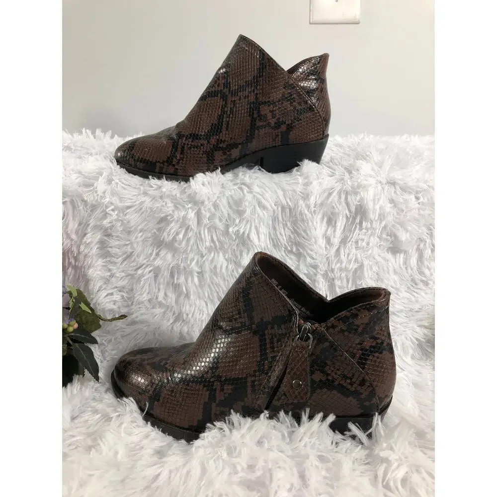 SO Angelfish Women's Ankle Boots Brown Snake Print‎ 6M Zipper Side Block Heel
